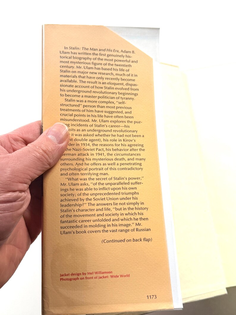 Puede incluir: Portada del libro "In Stalin: The Man and His Era" de Adam B. Ulam. La portada es de color beige claro con texto negro. El texto incluye el t&iacute;tulo, el autor y una breve descripci&oacute;n del contenido del libro. Dise&ntilde;o de la cubierta por Mel Williamson.