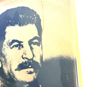Puede incluir: Primer plano de una portada de libro con un retrato en blanco y negro de un hombre con un bigote prominente. La imagen est&aacute; ligeramente descolorida, con un fondo amarillento y un borde rasgado.