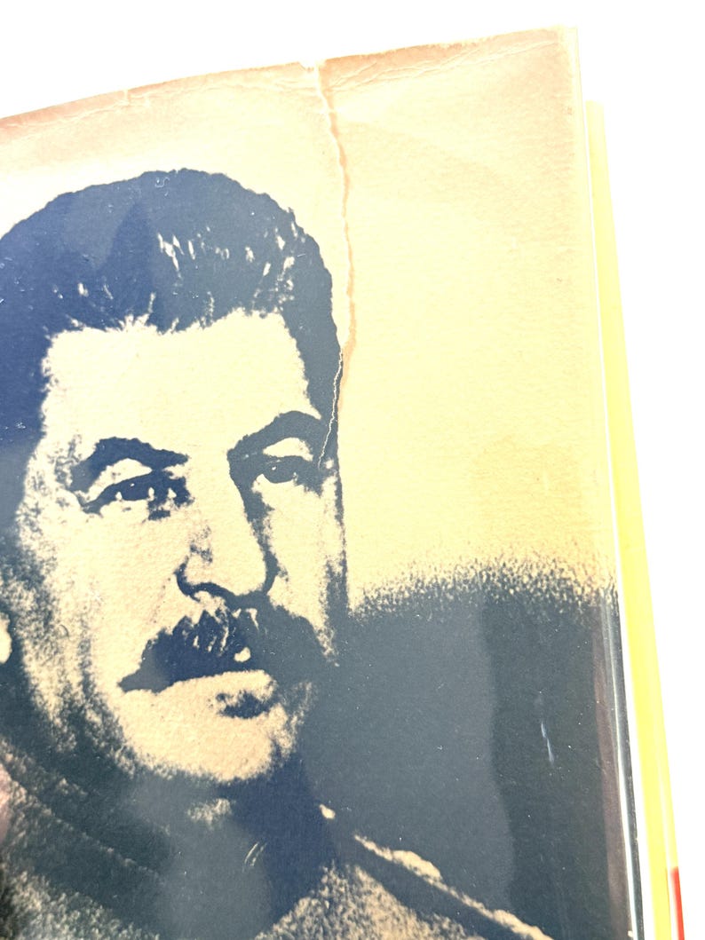 Puede incluir: Primer plano de una portada de libro con un retrato en blanco y negro de un hombre con un bigote prominente. La imagen est&aacute; ligeramente descolorida, con un fondo amarillento y un borde rasgado.