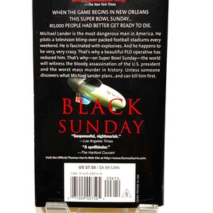 Pu&ograve; includere: Una copertina di un libro tascabile per il romanzo "Black Sunday" di Thomas Harris. La copertina presenta un'immagine in bianco e nero di un dirigibile con il titolo "Black Sunday" in grandi lettere rosse e in grassetto. La descrizione del libro include citazioni di recensioni, come "Suspenseful, nightmarish." e "A spellbinder."