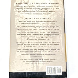 Pu&ograve; includere: Copertina di un libro con sfondo bianco e testo nero. Il titolo del libro &egrave; "Yonder Stands Your Orphan." L'autore &egrave; Barry Hannah. La copertina presenta citazioni di diversi recensori che lodano il libro.