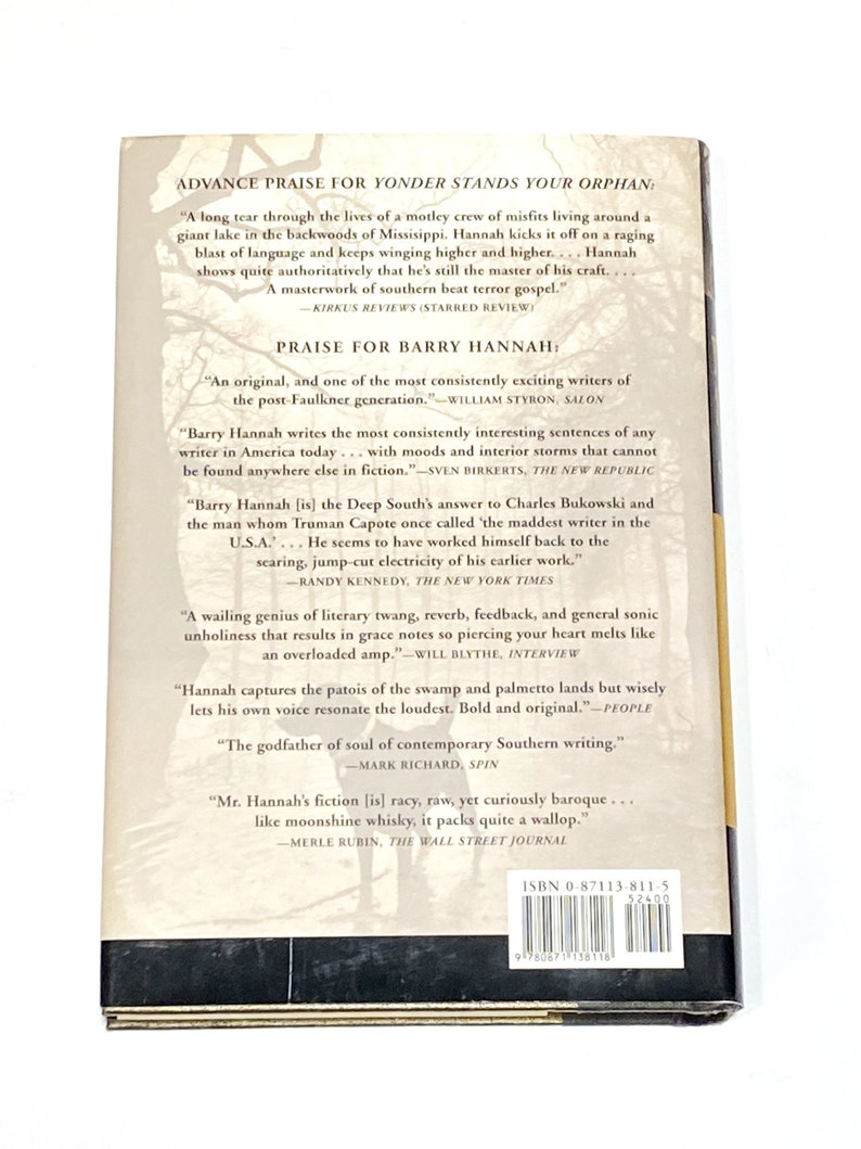 Pu&ograve; includere: Copertina di un libro con sfondo bianco e testo nero. Il titolo del libro &egrave; "Yonder Stands Your Orphan." L'autore &egrave; Barry Hannah. La copertina presenta citazioni di diversi recensori che lodano il libro.
