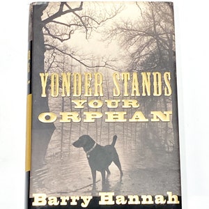 Pu&ograve; includere: Una copertina di libro con una foto in bianco e nero di un cane in piedi in un bosco. Il titolo del libro &egrave; "Yonder Stands Your Orphan" e l'autore &egrave; "Barry Hannah".