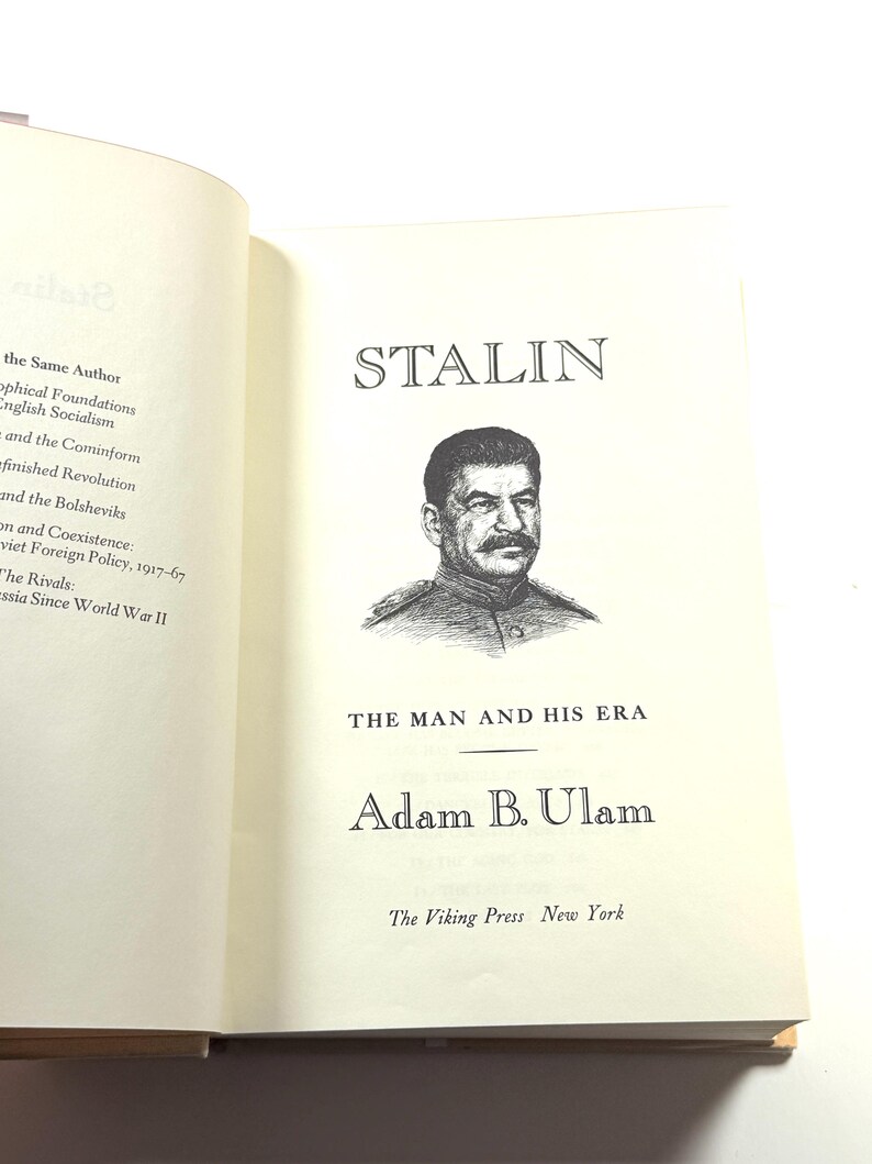 Puede incluir: Un libro abierto con el t&iacute;tulo "STALIN" y un retrato de Joseph Stalin. El libro se titula "THE MAN AND HIS ERA" de Adam B. Ulam, publicado por The Viking Press, Nueva York.