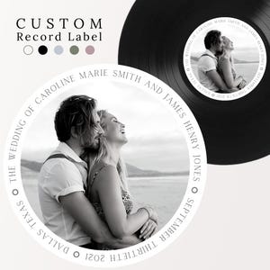 Könnte beinhalten: Individuelles Schallplattenetikett mit einem Schwarz-Weiß-Foto eines Paares. Das Etikett lautet: "The Wedding of Caroline Marie Smith and James Henry Jones, September Thirteenth 2021, Dallas Texas." Die Worte "Custom Record Label" stehen oben.