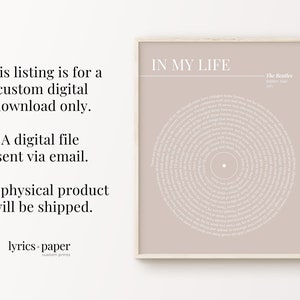 K&ouml;nnte beinhalten: Gerahmter Druck mit dem Liedtext von "In My Life" von The Beatles, kreisf&ouml;rmig angeordnet auf beigem Hintergrund. Der Text ist wei&szlig;, der Rahmen hell. Der Text "lyrics+paper custom prints" befindet sich am unteren Bildrand.