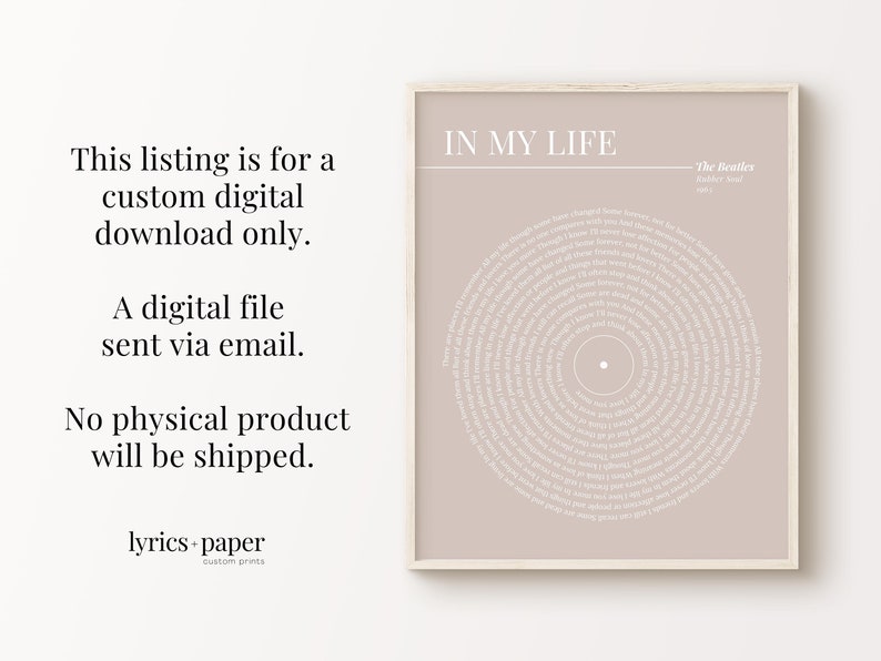 K&ouml;nnte beinhalten: Gerahmter Druck mit dem Liedtext von "In My Life" von The Beatles, kreisf&ouml;rmig angeordnet auf beigem Hintergrund. Der Text ist wei&szlig;, der Rahmen hell. Der Text "lyrics+paper custom prints" befindet sich am unteren Bildrand.