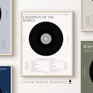 Könnte beinhalten: Gerahmter Druck mit einem schwarzen Vinyl-Schallplatten-Design, dem Text "CHAMPION OF THE WORLD" und "EVERYDAY LIFE." Der Druck enthält eine Titelliste und den Bandnamen "Coldplay." Die Worte "Custom Digital Download" sind ebenfalls sichtbar.
