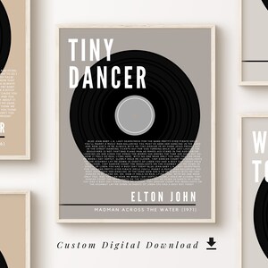 Könnte beinhalten: Eine Reihe gerahmter Kunstdrucke mit Vinyl-Schallplatten-Designs. Der zentrale Druck zeigt "Tiny Dancer" von Elton John, mit Texten und Künstlerinformationen. Die Drucke haben eine neutrale Farbpalette, passend für Musikliebhaber.