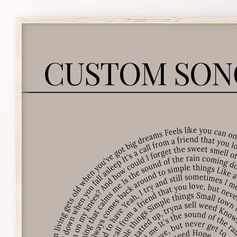 K&ouml;nnte beinhalten: Gerahmter Druck mit dem Text "CUSTOM SONG" in Schwarz oben. Darunter sind Liedtexte in einem halbkreisf&ouml;rmigen Design angeordnet. Der Hintergrund ist ein neutrales Beige, was eine schlichte &Auml;sthetik erzeugt.