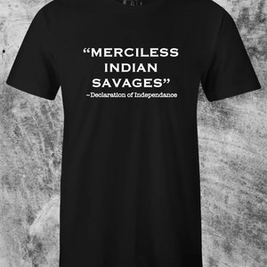 Puede incluir: Camiseta negra con texto blanco que dice "Merciless Indian Savages" -Declaración de Independencia