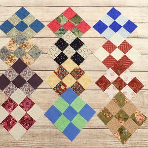 Może przedstawiać: Dziewięć bloków pikowanych w kształcie rombu ułożonych na jasnej drewnianej powierzchni. Każdy blok ma inny wzór tkaniny, w tym kwiatowe, geometryczne i jednolite kolory, takie jak niebieski, czerwony i fioletowy. Bloki ułożone są w siatkę trzy na trzy.