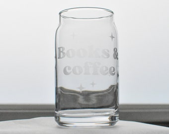 Livres et verre à café | café glacé, canette en verre, canette de bière, bonjour, café