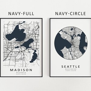 K&ouml;nnte beinhalten: Zwei gerahmte Stadtkarten mit einem marineblauen Farbschema. Die linke Karte zeigt Madison, Wisconsin mit einem vollst&auml;ndigen marineblauen Umriss der Stadt und der Seen. Die rechte Karte zeigt Seattle, Washington mit einem marineblauen Kreis um die Stadt. Beide Karten enthalten den St&auml;dtenamen und den Bundesstaat.