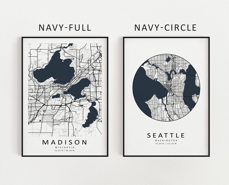 K&ouml;nnte beinhalten: Zwei gerahmte Stadtkarten mit einem marineblauen Farbschema. Die linke Karte zeigt Madison, Wisconsin mit einem vollst&auml;ndigen marineblauen Umriss der Stadt und der Seen. Die rechte Karte zeigt Seattle, Washington mit einem marineblauen Kreis um die Stadt. Beide Karten enthalten den St&auml;dtenamen und den Bundesstaat.