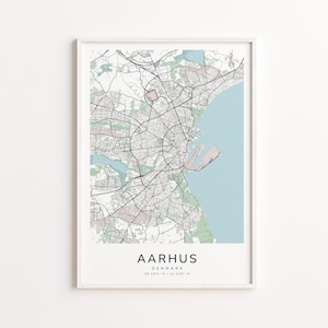 Peut inclure: Une impression encadrée d'une carte d'Aarhus, au Danemark, avec un plan de rues détaillé en noir et blanc. La carte comprend des zones d'eau bleu clair et des espaces verts. Le nom de la ville "AARHUS" est imprimé en gras en bas.