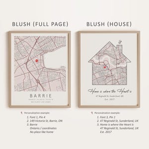 Pu&ograve; includere: Due stampe d'arte stampabili con uno schema di colori rosa blush. La prima stampa presenta una mappa di Barrie, Ontario, con uno spillo a forma di cuore rosso che segna una posizione. La seconda stampa presenta un contorno di casa con una mappa di Sunderland, Regno Unito, all'interno. Il testo "Home is where the Heart is" &egrave; scritto sotto il contorno della casa. Entrambe le stampe includono esempi di personalizzazione.