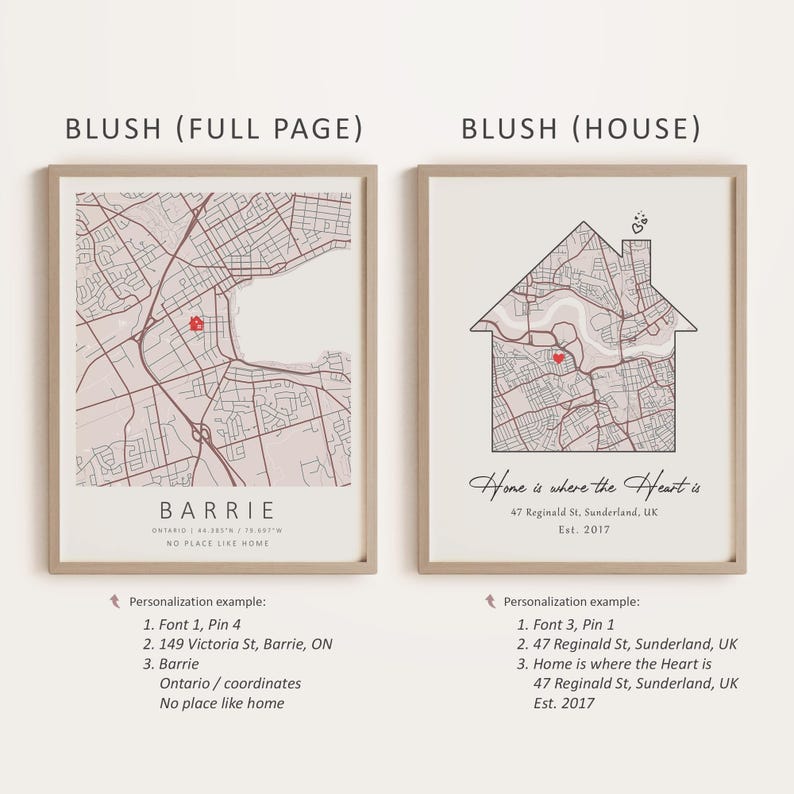 Pu&ograve; includere: Due stampe d'arte stampabili con uno schema di colori rosa blush. La prima stampa presenta una mappa di Barrie, Ontario, con uno spillo a forma di cuore rosso che segna una posizione. La seconda stampa presenta un contorno di casa con una mappa di Sunderland, Regno Unito, all'interno. Il testo "Home is where the Heart is" &egrave; scritto sotto il contorno della casa. Entrambe le stampe includono esempi di personalizzazione.