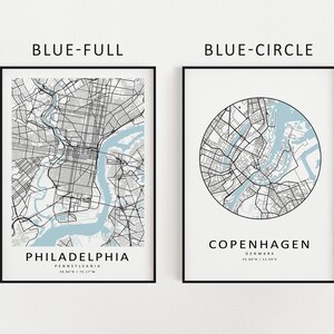 K&ouml;nnte beinhalten: Zwei schwarze gerahmte Drucke von Stadtkarten. Der linke Druck zeigt eine vollst&auml;ndige Karte von Philadelphia, Pennsylvania, mit blauen Wassermerkmalen. Der rechte Druck zeigt eine kreisf&ouml;rmige Karte von Kopenhagen, D&auml;nemark, mit blauen Wassermerkmalen.