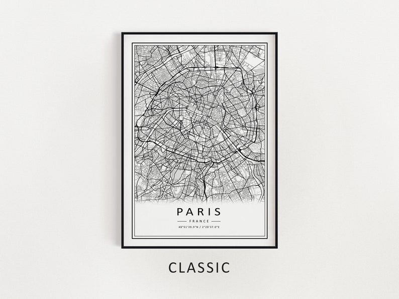 K&ouml;nnte beinhalten: Schwarz-wei&szlig; Druck einer Karte von Paris, Frankreich. Die Karte zeigt die Stra&szlig;en und Sehensw&uuml;rdigkeiten der Stadt. Der Text "PARIS - FRANCE - 48&deg;51'28"N 2&deg;21'01"E" ist unter der Karte gedruckt.