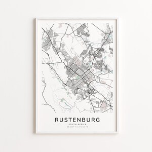 Peut inclure: Une impression encadrée de la carte de Rustenburg, en Afrique du Sud, avec une carte de la ville détaillée en noir et blanc. L'impression comprend le nom de la ville et les coordonnées en bas, sur fond blanc.
