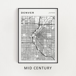 K&ouml;nnte beinhalten: Schwarz-wei&szlig;er minimalistischer Karten-Druck von Denver, Colorado. Der Druck zeigt eine gitterf&ouml;rmige Stra&szlig;enkarte der Stadt mit dem Text "DENVER" und "COLORADO" oben. Der Text "MID CENTURY" befindet sich unten auf dem Druck.