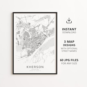 Op de afbeelding: Een ingelijste zwart-wit kaart van Cherson, Oekraïne, met gedetailleerde stratenplannen en geografische kenmerken. De tekst luidt INSTANT DOWNLOAD, 3 MAP DESIGNS WITH OPTIONAL STREET NAMES, 60 JPG FILES FOR ANY SIZE, KHERSON, UKRAINE.