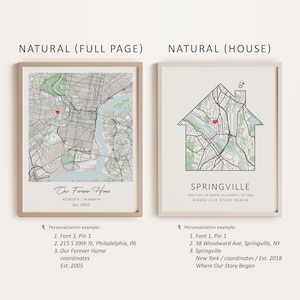 Pu&ograve; includere: Due modelli di mappe stampabili per un regalo di inaugurazione della casa. Il primo modello mostra una mappa a pagina intera di Filadelfia, Pennsylvania, con il testo "Our Forever Home" e le coordinate. Il secondo modello mostra una mappa a forma di casa di Springville, New York, con il testo "Springville, New York" e le coordinate. Entrambi i modelli includono il testo "Where Our Story Began".