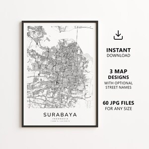 Può includere: Una stampa cartografica in bianco e nero di Surabaya, Indonesia, con una griglia stradale dettagliata. Il testo recita INSTANT DOWNLOAD, 3 MAP DESIGNS WITH OPTIONAL STREET NAMES, 60 JPG FILES FOR ANY SIZE, SURABAYA, INDONESIA, 7.2498 S / 112.7278 E.