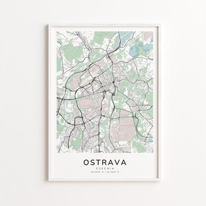 Peut inclure: Une impression encadrée de la carte d'Ostrava, en République tchèque. La carte présente un réseau routier détaillé et des zones vertes, avec le nom de la ville et les coordonnées en bas. L'impression est dans un cadre blanc.