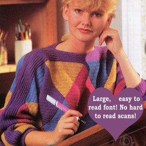 Puede incluir: Una mujer lleva un suéter de punto colorido con un patrón geométrico morado, azul, amarillo y rosa. Está sosteniendo un resaltador rosa y una tabla de dibujo. El texto en la tabla de dibujo dice "Grande, fácil de leer la fuente! No hay escaneos difíciles de leer!"