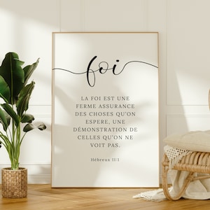 Może przedstawiać: Czarno-biały wydruk typograficzny ze słowem "foi" pisanym kursywą. Tekst brzmi: "La foi est une ferme assurance des choses qu'on espère, une démonstration de celles qu'on ne voit pas. Hebrajczyków 11:1"