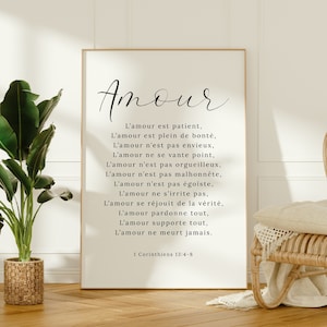 Może przedstawiać: Drukowany plakat ścienny z białym tłem i czarnym tekstem. Tekst to francuski cytat o miłości, "Amour", i zawiera werset 1 Koryntian 13:4-8.