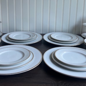 Crown Empire Regent Dinnerware 28 Piece Service for 4, Vintage China   White Pattern with Gold Trim, Made in Japan