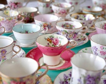 Può includere: Una collezione di tazze da tè vintage in vari motivi floreali e colori, tra cui rosa, blu e bianco.