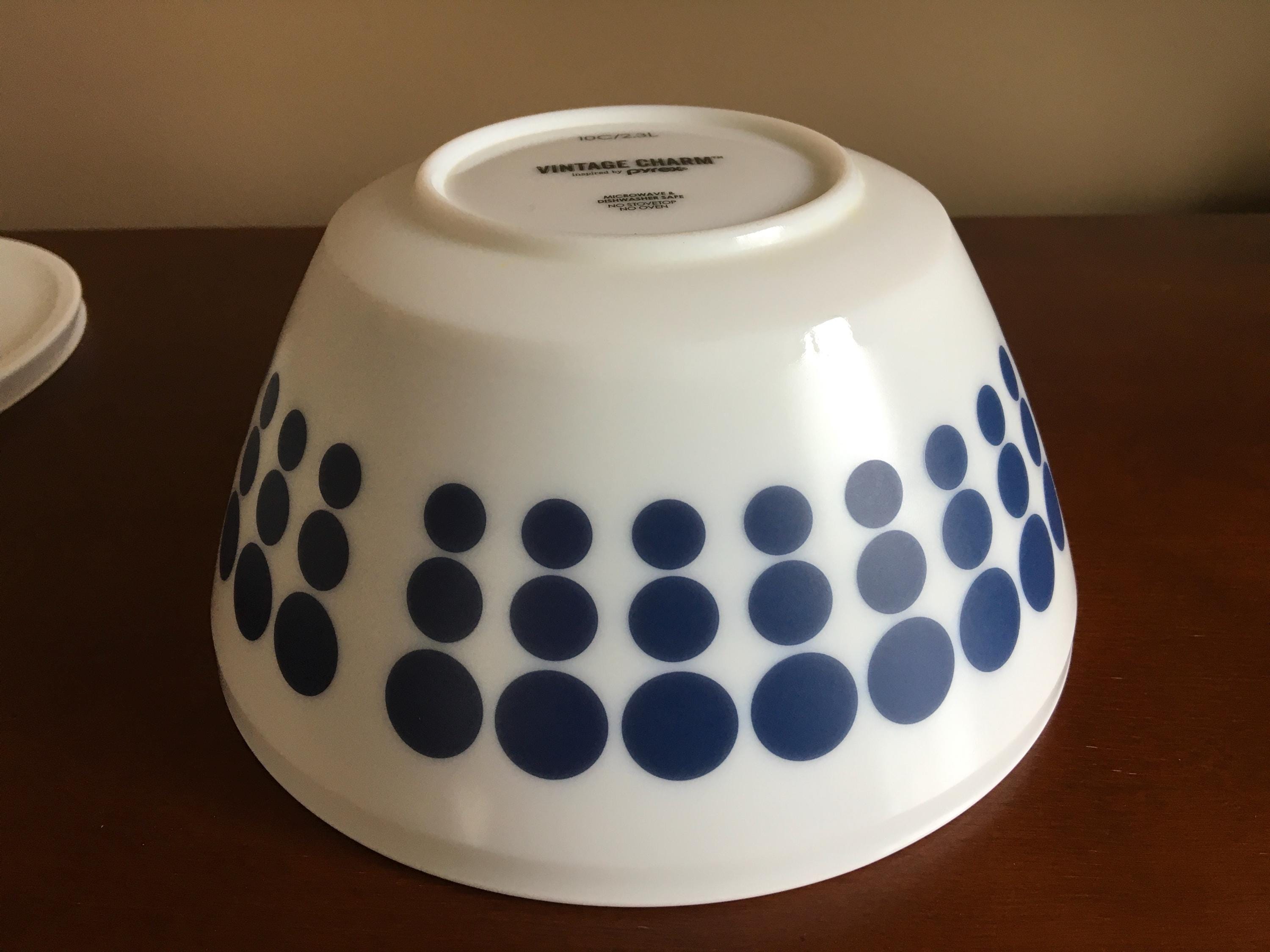 Inspired by Pyrex Vintage Charm Spot on Mixing Bowl 2.3 L With Lid