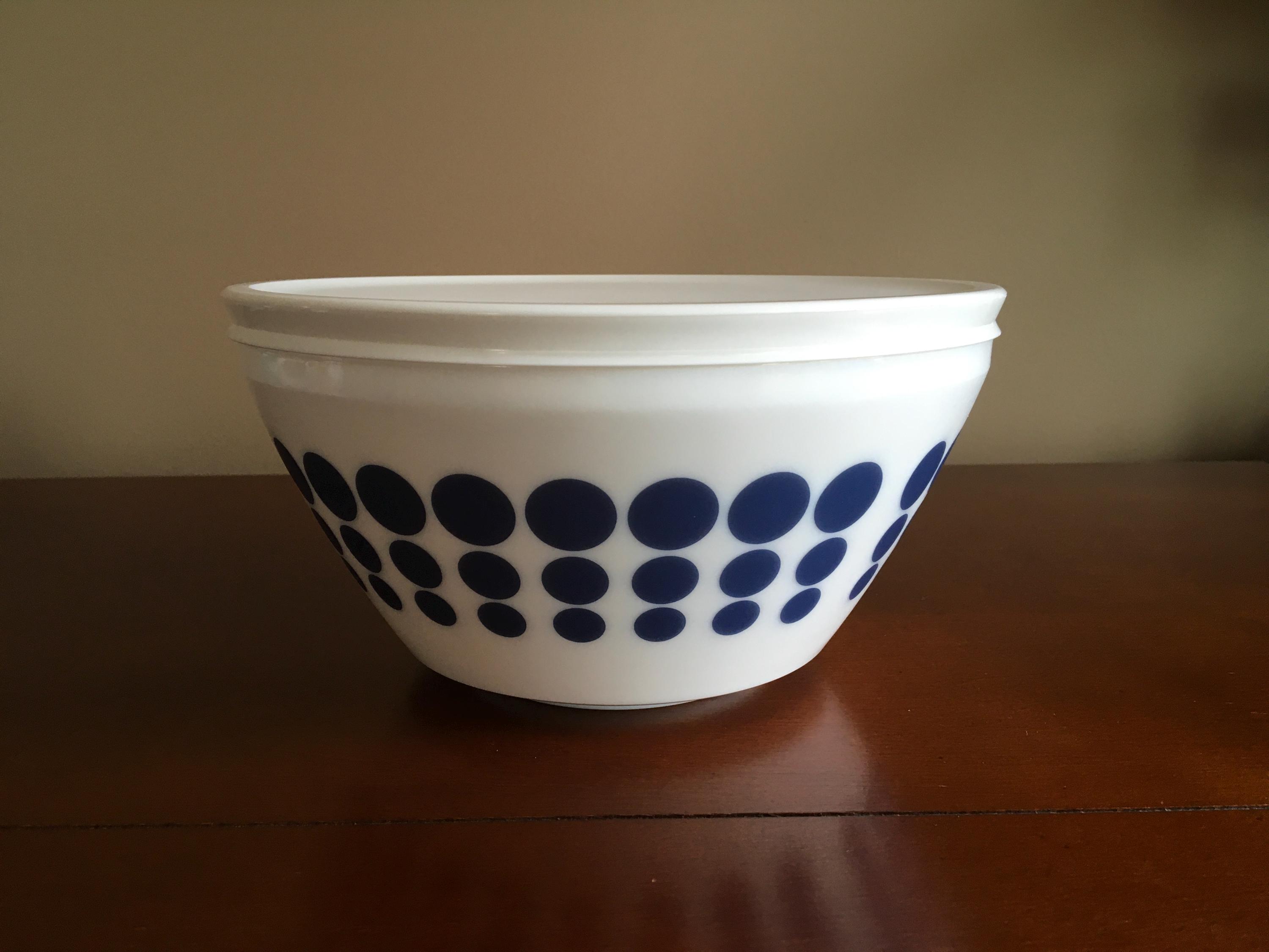 Inspired by Pyrex Vintage Charm Spot on Mixing Bowl 2.3 L With Lid