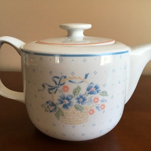 Corning ware/ Corelle Country Cornflower fine porcelain teapot