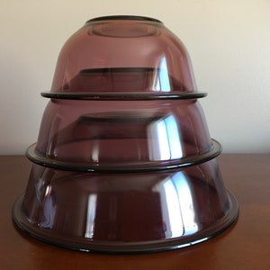 Set of 3 Vintage Pyrex Cranberry glass mixing bowls 2.5 L, 1.5 L and 1 L