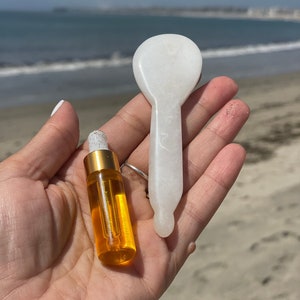 Cuillère Gua Sha en jade blanc et huile pour le visage Harmony : coffret de soins végétaliens