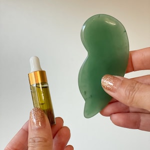 Green Jade Gua Sha Facial Massage Tool with Face Oil, Acupressure Line and Face Massager, Sustainable Beauty Crystal Skincare Tool