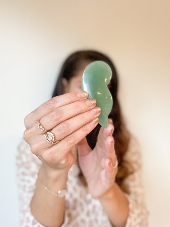 Gua Sha de jade verde: Masaje facial de acupresión con aceite