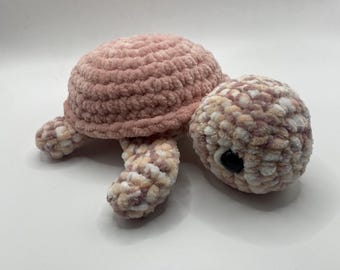Tortuga de peluche de ganchillo: juguete rosa, blanco y beige