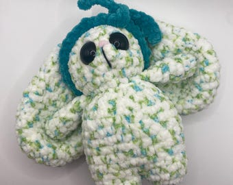 Conejito de peluche de ganchillo: Peluche blanco, verde azulado y verde con diadema verde azulado.