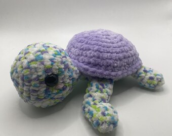 Tortuga de peluche mediana de ganchillo / Morada, blanca, azul y verde / Lista para enviar / Envío rápido