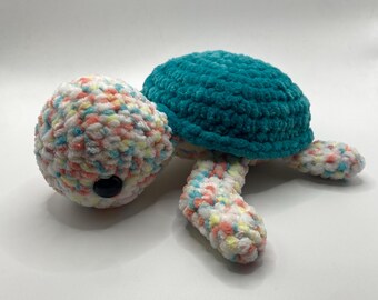 Tortuga de peluche mediana de ganchillo / Verde azulado, blanco y melocotón / Lista para enviar / Envío rápido