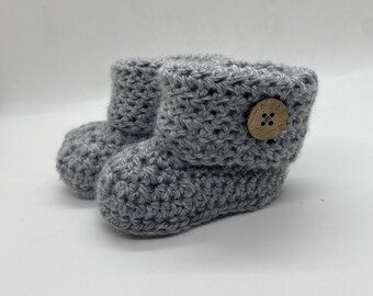 Botitas de bebé de crochet gris hechas a mano con detalle de botón (0-6 meses)