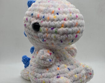 Dinosaurio de peluche de crochet: Peluche arcoíris blanco moteado