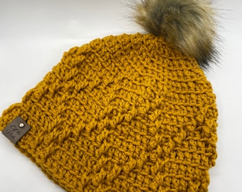 Gorro de ganchillo con diamantes dorados y pompón de piel sintética