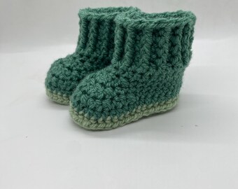 Patucos de bebé tejidos a crochet: Acrílico verde bicolor, de 0 a 6 meses.
